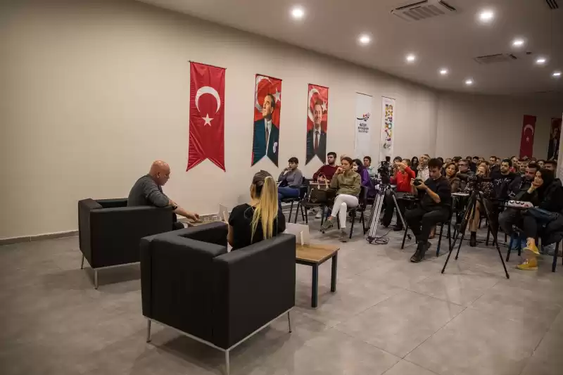 USTA OYUNCU VE YAZAR ERCAN KESAL HATAYLI SEVENLERİ İLE BULUŞTU