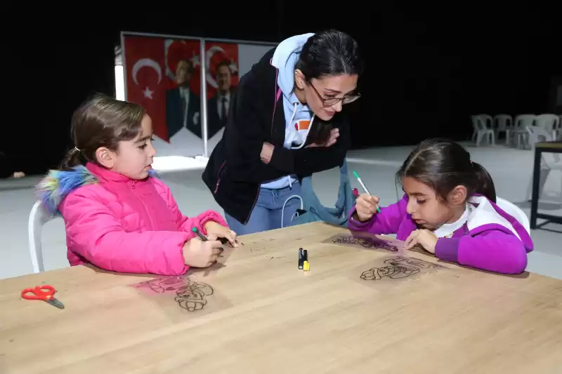 ÜNLÜ YAZARLAR EXPO’DA HATAYLILAR İLE BULUŞTU 