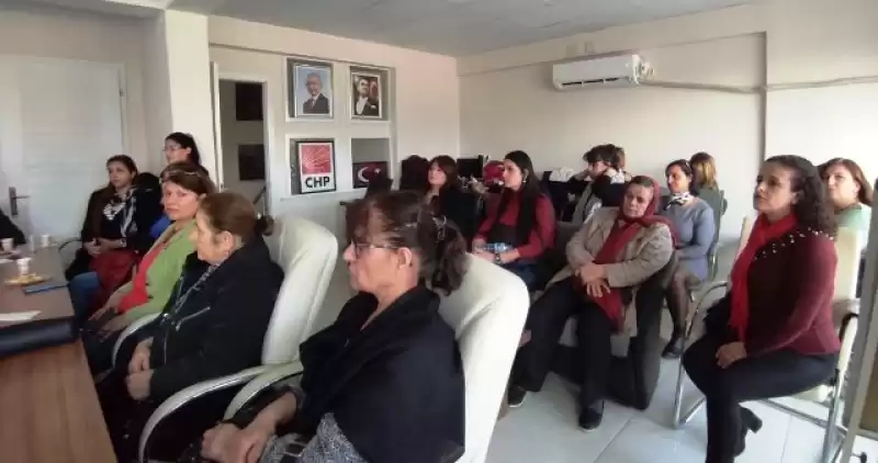 CHP’ye Yeni üye Olan Kadınlar Parti Rozetini CHP Defne Kadın Kolları Başkanı Nurten AKPINAR Taktı.