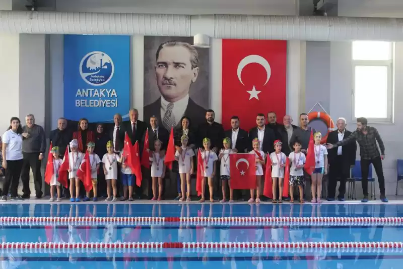 BAŞKAN YILMAZ, ANTAKYA BELEDİYESİ SU SPORLARI ŞENLİĞİ’NDE MİNİK KULAÇLARA ÖDÜLLERİNİ TAKDİM ETTİ