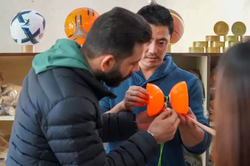 TAYVAN KÜLTÜR MERKEZİN’DE TAYVAN’LI EĞİTİMCİLER. TAHTA BAŞINDA.