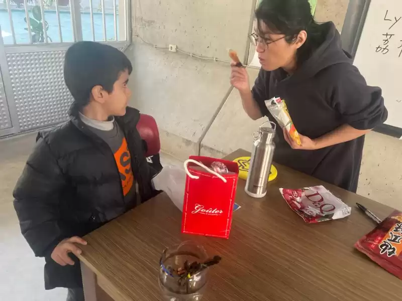 TAYVAN KÜLTÜR MERKEZİN’DE TAYVAN’LI EĞİTİMCİLER. TAHTA BAŞINDA.