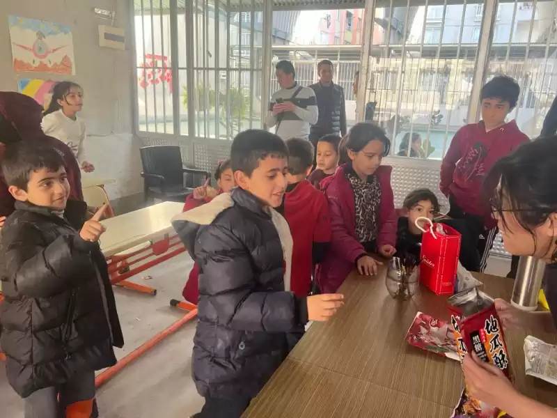 TAYVAN KÜLTÜR MERKEZİN’DE TAYVAN’LI EĞİTİMCİLER. TAHTA BAŞINDA.