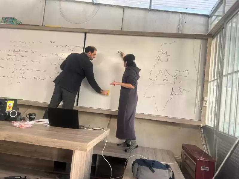 TAYVAN KÜLTÜR MERKEZİN’DE TAYVAN’LI EĞİTİMCİLER. TAHTA BAŞINDA.