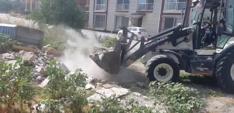 ANTAKYA BELEDİYESİ MOLOZ VE KATI ATIK TEMİZLEME ÇALIŞMALARINI SÜRDÜRÜYOR