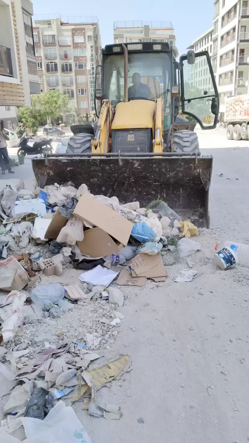 ANTAKYA BELEDİYESİ MOLOZ VE KATI ATIK TEMİZLEME ÇALIŞMALARINI SÜRDÜRÜYOR