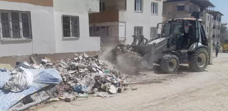 ANTAKYA BELEDİYESİ MOLOZ VE KATI ATIK TEMİZLEME ÇALIŞMALARINI SÜRDÜRÜYOR