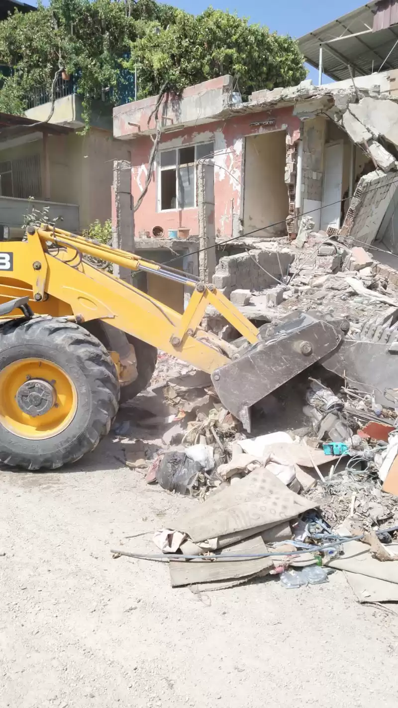 ANTAKYA BELEDİYESİ MOLOZ VE KATI ATIK TEMİZLEME ÇALIŞMALARINI SÜRDÜRÜYOR
