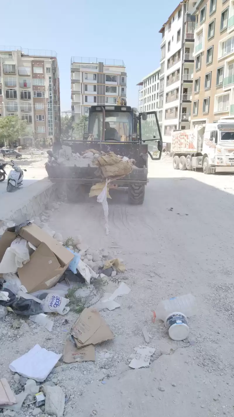 ANTAKYA BELEDİYESİ MOLOZ VE KATI ATIK TEMİZLEME ÇALIŞMALARINI SÜRDÜRÜYOR