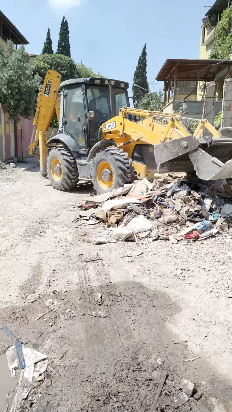 ANTAKYA BELEDİYESİ MOLOZ VE KATI ATIK TEMİZLEME ÇALIŞMALARINI SÜRDÜRÜYOR