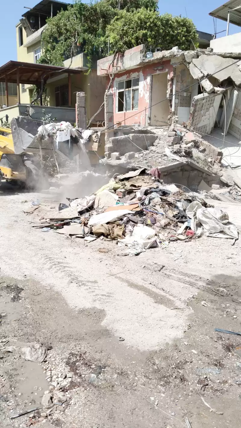 ANTAKYA BELEDİYESİ MOLOZ VE KATI ATIK TEMİZLEME ÇALIŞMALARINI SÜRDÜRÜYOR