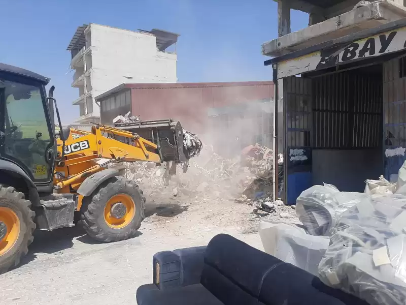 ANTAKYA BELEDİYESİ MOLOZ VE KATI ATIK TEMİZLEME ÇALIŞMALARINI SÜRDÜRÜYOR