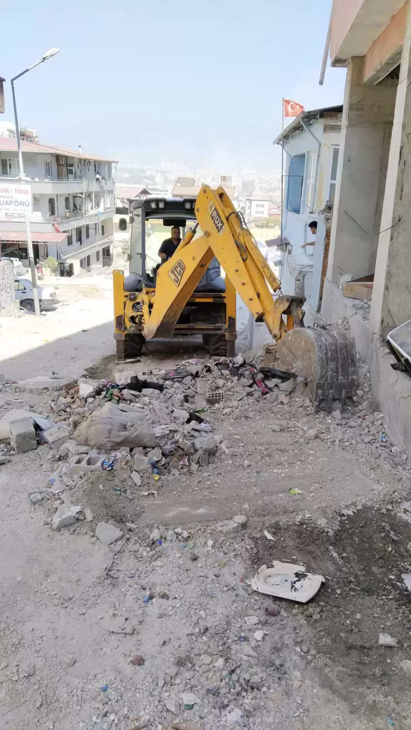 ANTAKYA BELEDİYESİ MOLOZ VE KATI ATIK TEMİZLEME ÇALIŞMALARINI SÜRDÜRÜYOR