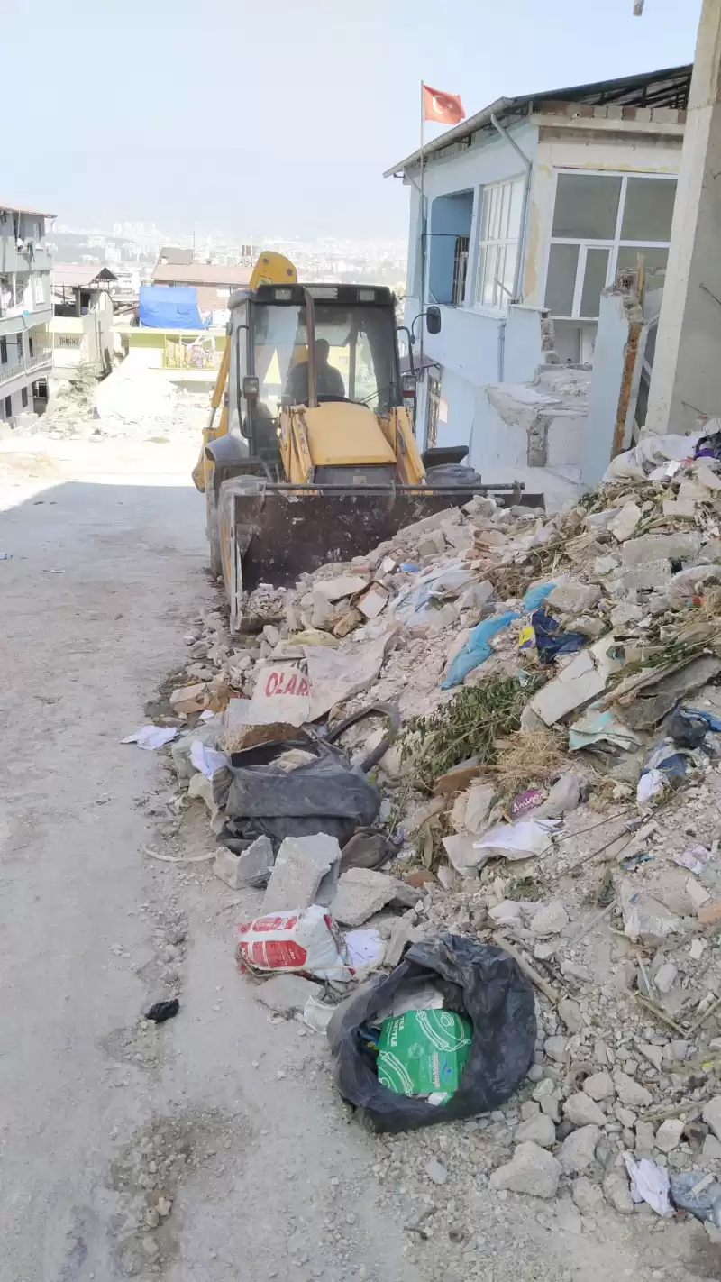 ANTAKYA BELEDİYESİ MOLOZ VE KATI ATIK TEMİZLEME ÇALIŞMALARINI SÜRDÜRÜYOR