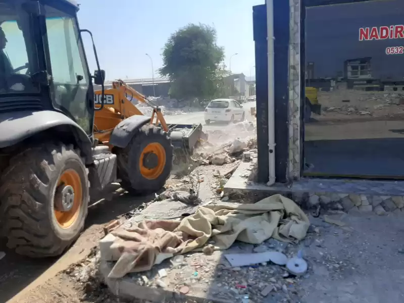 ANTAKYA BELEDİYESİ MOLOZ VE KATI ATIK TEMİZLEME ÇALIŞMALARINI SÜRDÜRÜYOR