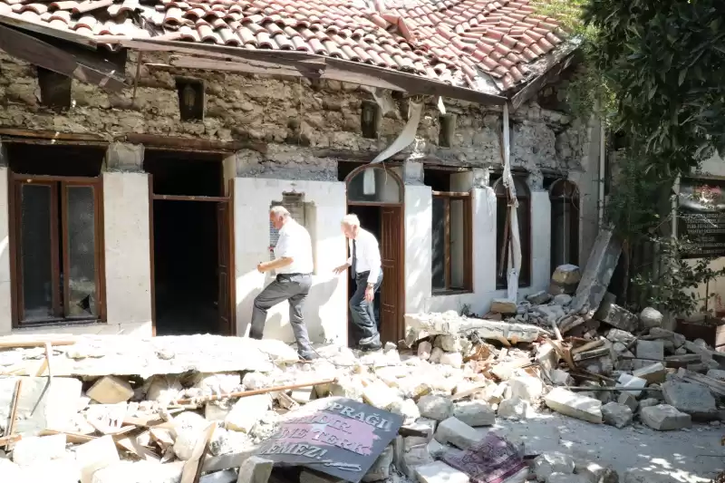 DEPREMZEDE KORE GAZİLERİNE KORELİ KARDEŞLERİ EL UZATTI