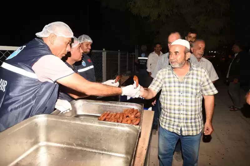 ANTAKYA BELEDİYESİ MEVLİD KANDİLİ PROGRAMINDA    VATANDAŞLARA TATLI İKRAM ETTİ