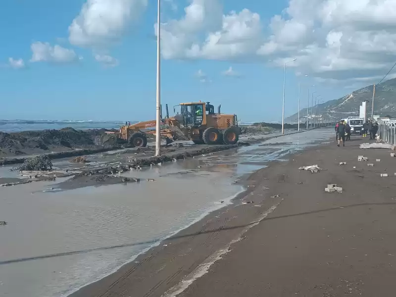 SAMANDAĞ BELEDİYESİ EKİPLERİ SU TAŞKINLARINA ANINDA MÜDAHALE ETTİ.