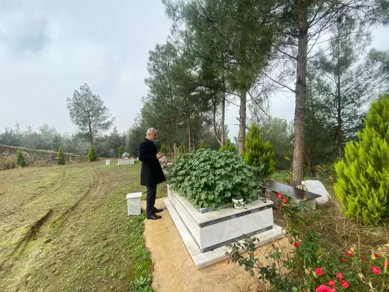 Öntürk, Değerli Babası Bekir Öntürk’ü Kırıkhan Mezarlığı’nda Ziyaret Ederek Başkanlık Yolculuğuna çıkmadan önce Dualarıyla Helallik Istedi.