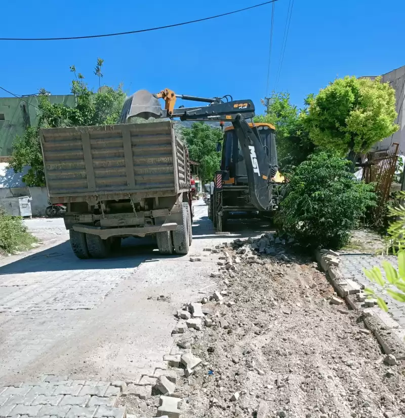 FEN İŞLERİ EKİPLERİMİZCE 11 MAHALLEMİZDE EŞZAMANLI ÇALIŞMALARIMIZI SÜRDÜRÜYORUZ.