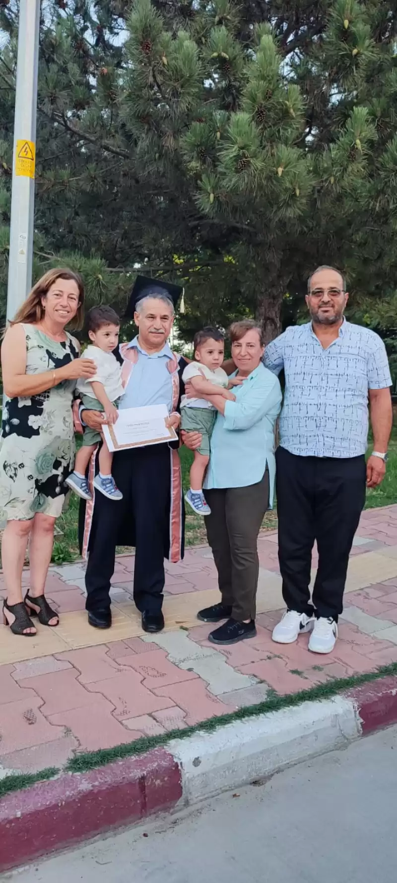 DEPREMZEDE İŞ ADAMI 8 .ÜNİVERSİTESİNİ BİRİNCİLİKLE BİTİRDİ.