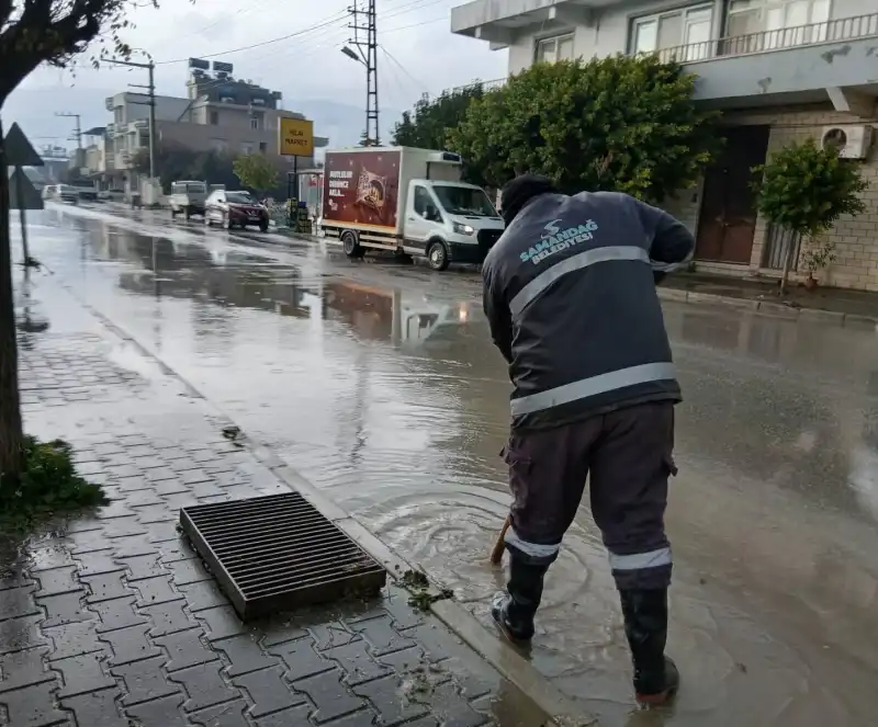 SAMANDAĞ BELEDİYESİ TÜM EKİPLERİYLE SAHADA TEYAKKUZ HALİNDE.
