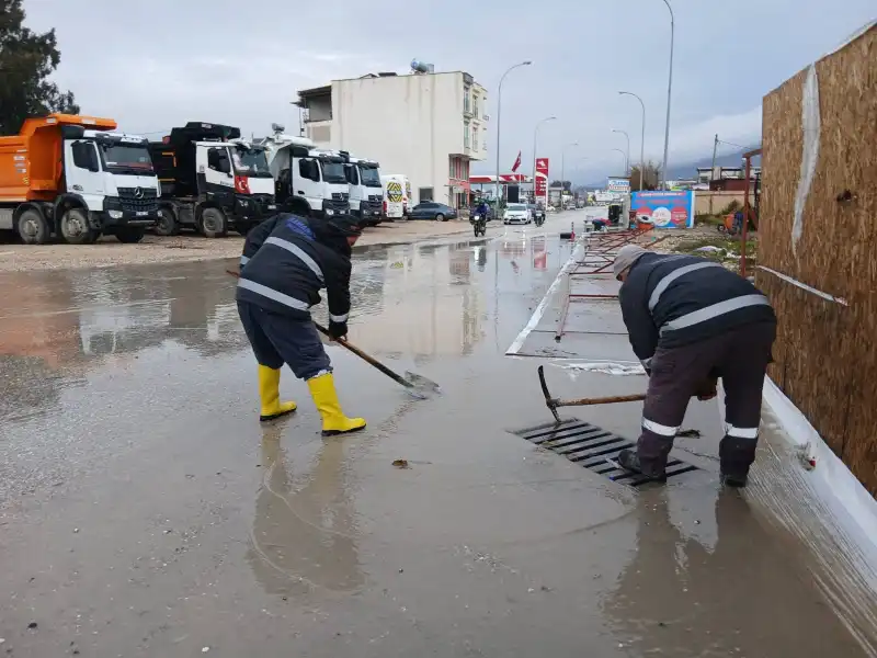 SAMANDAĞ BELEDİYESİ TÜM EKİPLERİYLE SAHADA TEYAKKUZ HALİNDE.