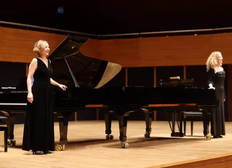 İki Piyano, Iki Kültür: AASSM’de Duygusal Konser