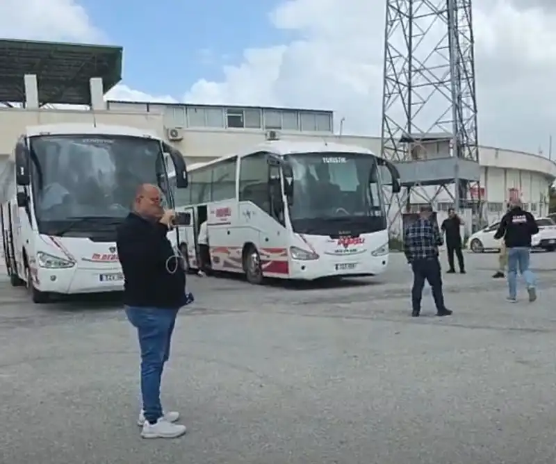 SENDİKALARIN ROTALARI DEĞİŞTİ: PROTESTO HAVAALANINDAN ÜSTEL’İN EVİNE YÖNELDİ