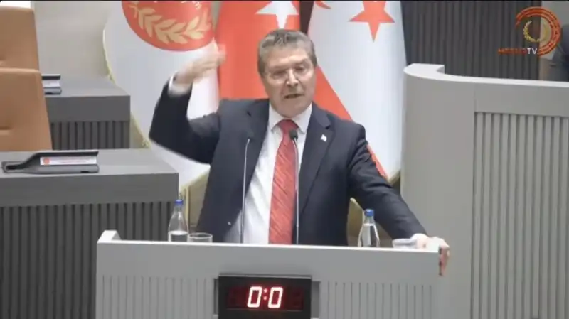 SENDİKALARIN ROTALARI DEĞİŞTİ: PROTESTO HAVAALANINDAN ÜSTEL’İN EVİNE YÖNELDİ